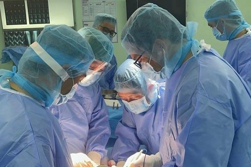 Cần Thơ áp dụng kỹ thuật thay khớp gối chuôi dài điều trị bướu xương lần đầu tiên tại ĐBSCL