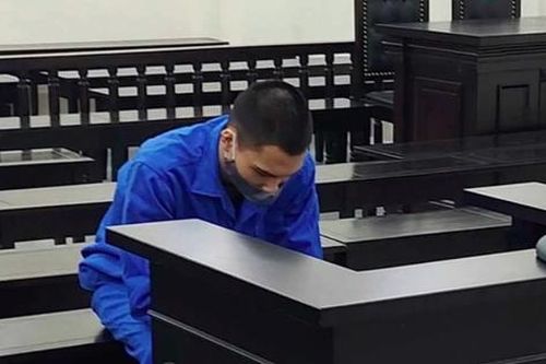 Vừa ly hôn vợ, gã trai 'làm bậy' với bé gái 13 tuổi