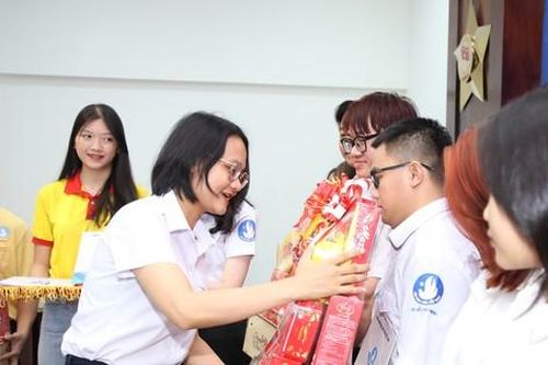 Món quà tri ân tặng các cán bộ Hội Sinh viên ngày giáp Tết