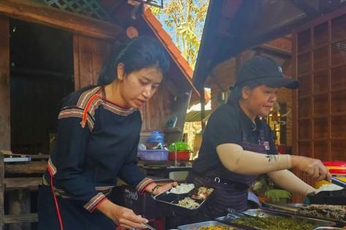 Xuýt xoa mâm cơm toàn đặc sản ở buôn cổ giàu đẹp nhất thành phố cà phê