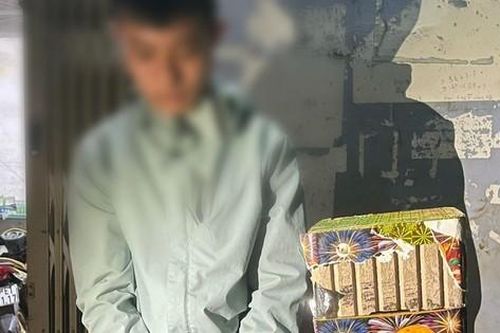Nam thanh niên lĩnh án tù vì mua bốn hộp pháo nổ