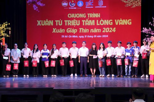 Những bạn trẻ ở lại thành phố đón Tết