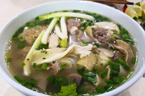 Phở Tráng Kìm nức tiếng Hà Giang: Khách xếp hàng chờ, mỗi sáng bán vèo 300 bát