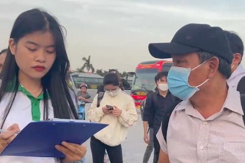 Lao động nghèo vỡ òa nhận vé xe rời TP.HCM về quê ăn Tết