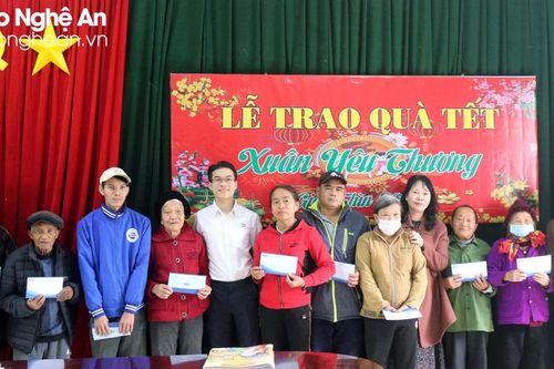 Báo Nghệ An và Bệnh viện Thái Thượng Hoàng trao quà Tết cho người nghèo ở Hưng Nguyên