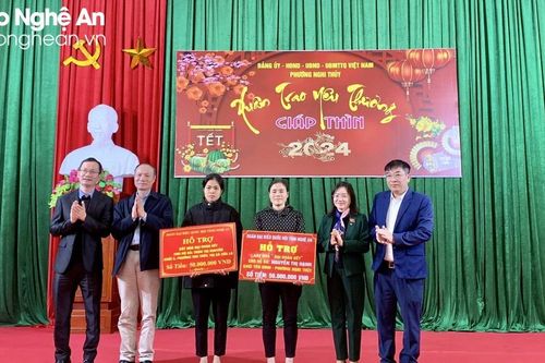 Đại biểu Quốc hội tặng quà Tết cho hộ nghèo, gia đình khó khăn tại các huyện Diễn Châu, Hưng Nguyên và thị xã Cửa Lò