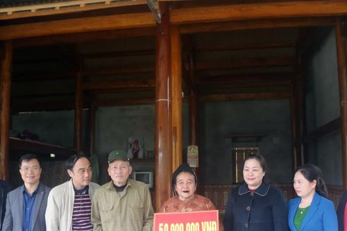Ban Tuyên giáo Tỉnh ủy trao tiền hỗ trợ làm nhà ở và quà Tết cho người nghèo tại Quỳ Hợp