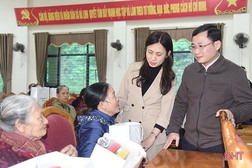 Ấm áp chương trình 'Xuân yêu thương - tết chia sẻ'