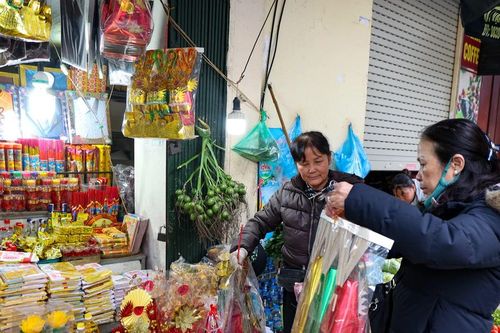 Thị trường đồ cúng lễ nhộn nhịp cận ngày ông Công ông Táo