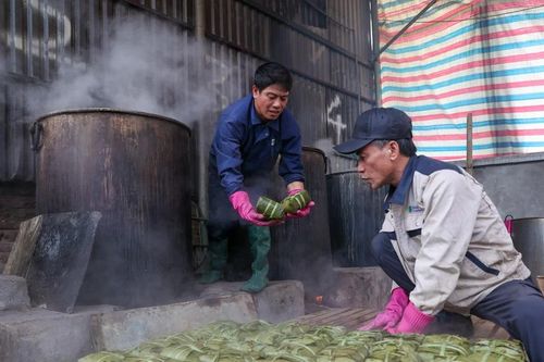 Người dân Cát Trù thức đêm luộc 'bánh chưng dâng Vua' phục vụ 'Thượng đế'