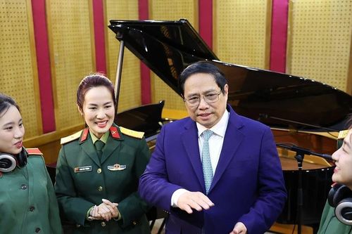 Thủ tướng chúc Tết cán bộ, sinh viên Trường Đại học Văn hóa-Nghệ thuật Quân đội