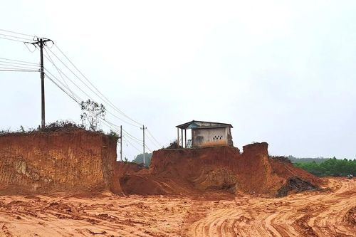 Quảng Trị: Tự ý hạ độ cao thửa đất, lấy lớp đất mặt dôi dư đem bán