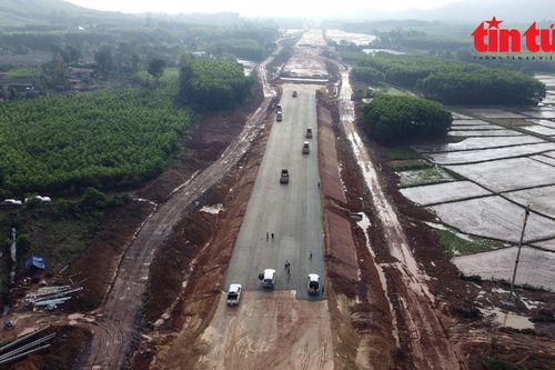 'Vượt nắng thắng mưa' thi công Tết, đẩy nhanh tiến độ cao tốc Hàm Nghi - Vũng Áng