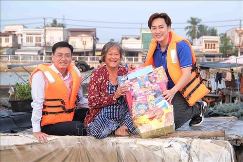 Mang không khí Tết đến mọi nhà