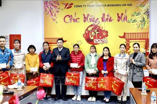 Ấm áp những phần quà nghĩa tình dành cho người lao động khó khăn