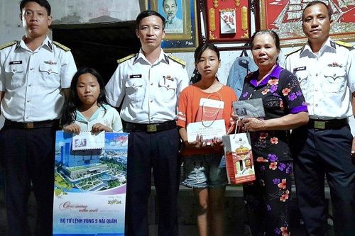 Trung đoàn 551 thăm, tặng quà con ngư dân được nhận đỡ đầu