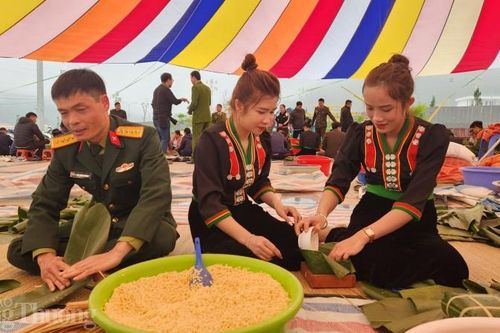 Huyện biên giới Nậm Pồ gói 10.000 bánh chưng xanh tặng hộ nghèo đón Tết
