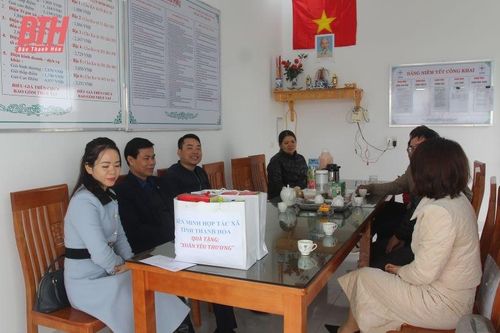 Liên minh HTX tỉnh trao quà cho thành viên có hoàn cảnh khó khăn