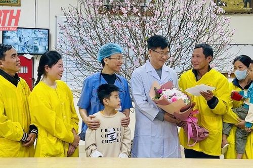 Niềm vui ngày xuất viện của hai cháu bé bị ngộ độc cấp