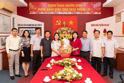 Trưởng ban Tuyên giáo Tỉnh ủy, Trưởng đoàn Đại biểu Quốc hội tỉnh An Giang Trần Thị Thanh Hương chúc Tết Báo An Giang