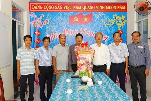 Bí thư Huyện ủy Tri Tôn chúc Tết các địa phương