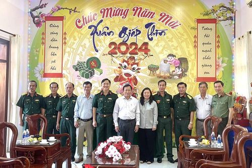 Chủ tịch UBMTTQVN tỉnh An Giang Nguyễn Tiếc Hùng chúc Tết Sư đoàn 4