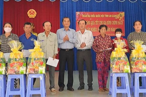 Đoàn Đại biểu Quốc hội tỉnh An Giang trao 100 phần quà Tết cho người dân xã Bình Mỹ