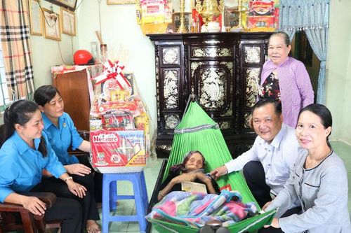 Phó Bí thư Thường trực Huyện ủy Châu Thành Từ Thanh Khiết thăm, chúc Tết Mẹ Việt Nam Anh hùng Nguyễn Thị Hường