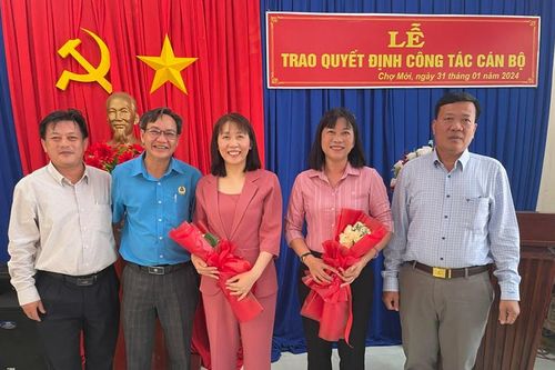Huyện ủy Chợ Mới trao quyết định điều động cán bộ