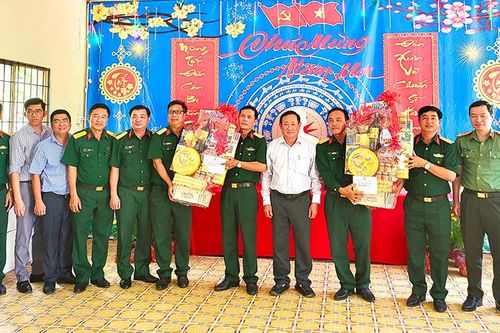 Chủ tịch UBMTTQVN tỉnh An Giang Nguyễn Tiếc Hùng thăm, chúc Tết lực lượng vũ trang trên địa bàn TX. Tịnh Biên