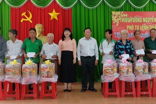 Thiếu tướng Nguyễn Minh Triều, Phó Tư lệnh Quân khu 9 tặng quà người dân xã Mỹ Đức