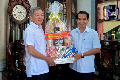 Chủ tịch HĐND tỉnh Thái Bảo thăm và chúc tết các đồng chí nguyên lãnh đạo tỉnh