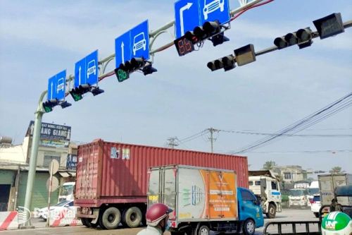 Điều chỉnh đèn giao thông tại 'điểm nóng' kẹt xe ngã ba đường chuyên dùng mỏ đá Tân Cang