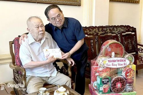 Phó bí thư Tỉnh ủy Quản Minh Cường thăm, chúc tết các đồng chí nguyên lãnh đạo Đoàn Đại biểu Quốc hội tỉnh