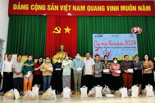 Báo Đồng Nai trao tặng 100 phần quà Cây mùa xuân tại Xuân Lộc