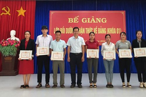 Ia Pa: 74 học viên được cấp giấy chứng nhận hoàn thành lớp Bồi dưỡng nhận thức về Đảng