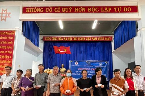 Tặng 347 thẻ bảo hiểm y tế cho đồng bào dân tộc thiểu số huyện Đak Pơ