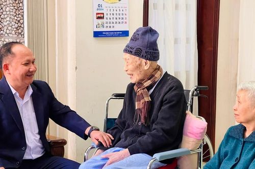 Phó Bí thư Tỉnh ủy Rah Lan Chung thăm, tặng quà Tết các đơn vị, cá nhân