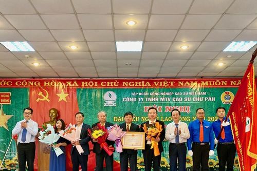 Công ty Cao su Chư Păh đón nhận Huân chương Độc lập hạng Ba