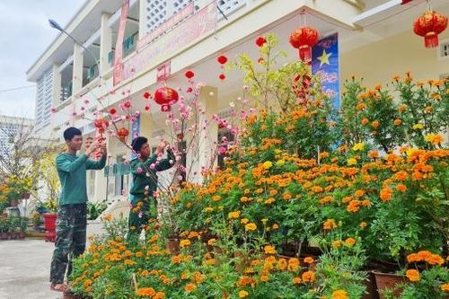 Đón xuân không quên nhiệm vụ