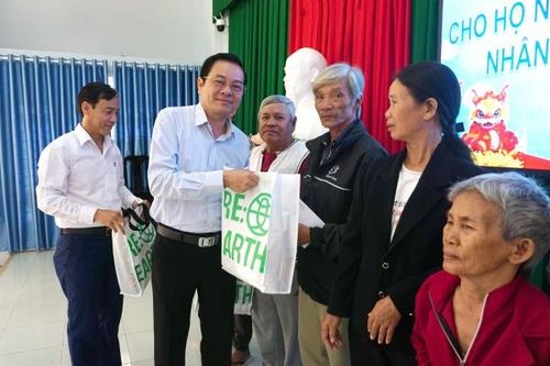 Phó Chủ tịch Thường trực HĐND tỉnh Trần Mạnh Dũng trao quà Tết cho hộ nghèo, hộ đặc biệt khó khăn huyện Vạn Ninh