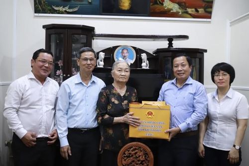 Phó Bí thư Tỉnh ủy Hà Quốc Trị thăm, tặng quà cho 5 gia đình người có công thị xã Ninh Hòa