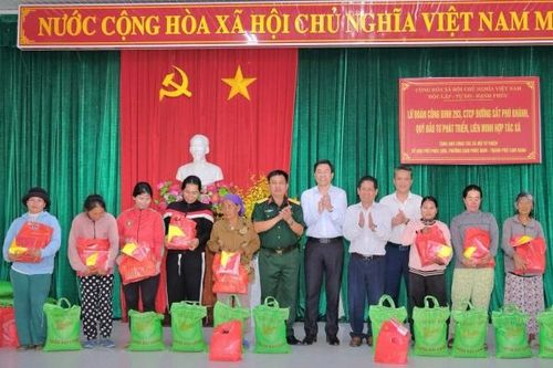 Các đơn vị giúp đỡ phường Cam Phúc Nam tặng quà cho hộ đồng bào dân tộc thiểu số và người có uy tín