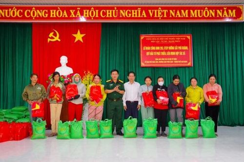 Tặng quà Tết cho các hộ đồng bào nghèo phường Cam Phúc Nam