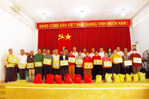 Lữ đoàn 162, Vùng 4 Hải quân: Thăm, tặng quà Tết cho các gia đình chính sách ở xã Sơn Lâm