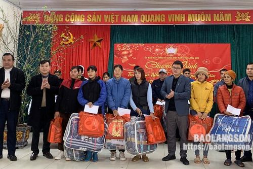 Lãnh đạo Ủy ban Mặt trận Tổ quốc tỉnh trao quà tết tại Lộc Bình