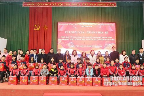 Tặng quà học sinh, giáo viên tại xã Quốc Việt