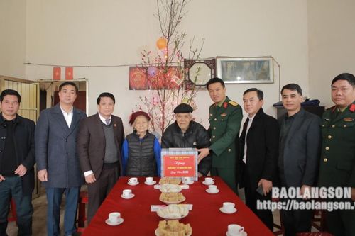 Đoàn công tác của tỉnh thăm chúc tết cán bộ tiền khởi nghĩa, Lão thành cách mạng tại Tràng Định, Văn Lãng, Văn Quan