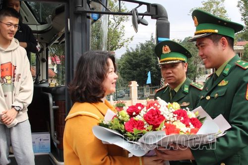 Đón đoàn khách du lịch đầu tiên tham gia tuyến vận tải hành khách không định kỳ qua biên giới Việt Nam - Trung Quốc