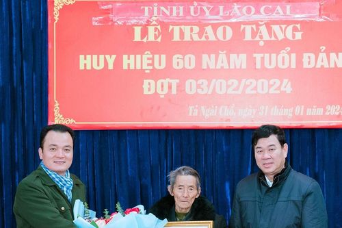 Phó Chủ tịch Thường trực HĐND tỉnh Vũ Văn Cài trao Huy hiệu Đảng đợt 3/2 tại huyện Mường Khương